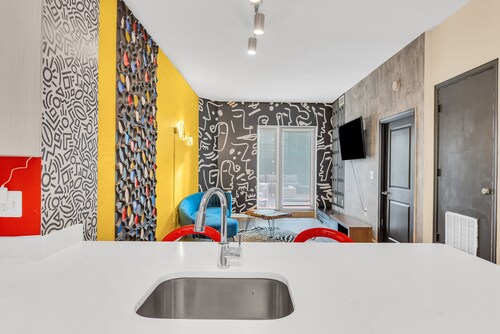 Stylish Vibrant Getaway w/Private Patio next to Bars & Food, 5 minutes from DC!