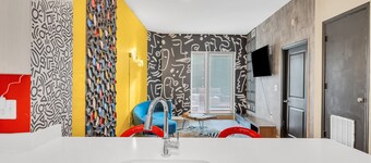Stylish Vibrant Getaway w/Private Patio next to Bars & Food, 5 minutes from DC!