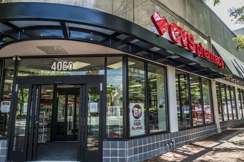 Stylish Vibrant Getaway w/Private Patio next to Bars & Food, 5 minutes from DC!