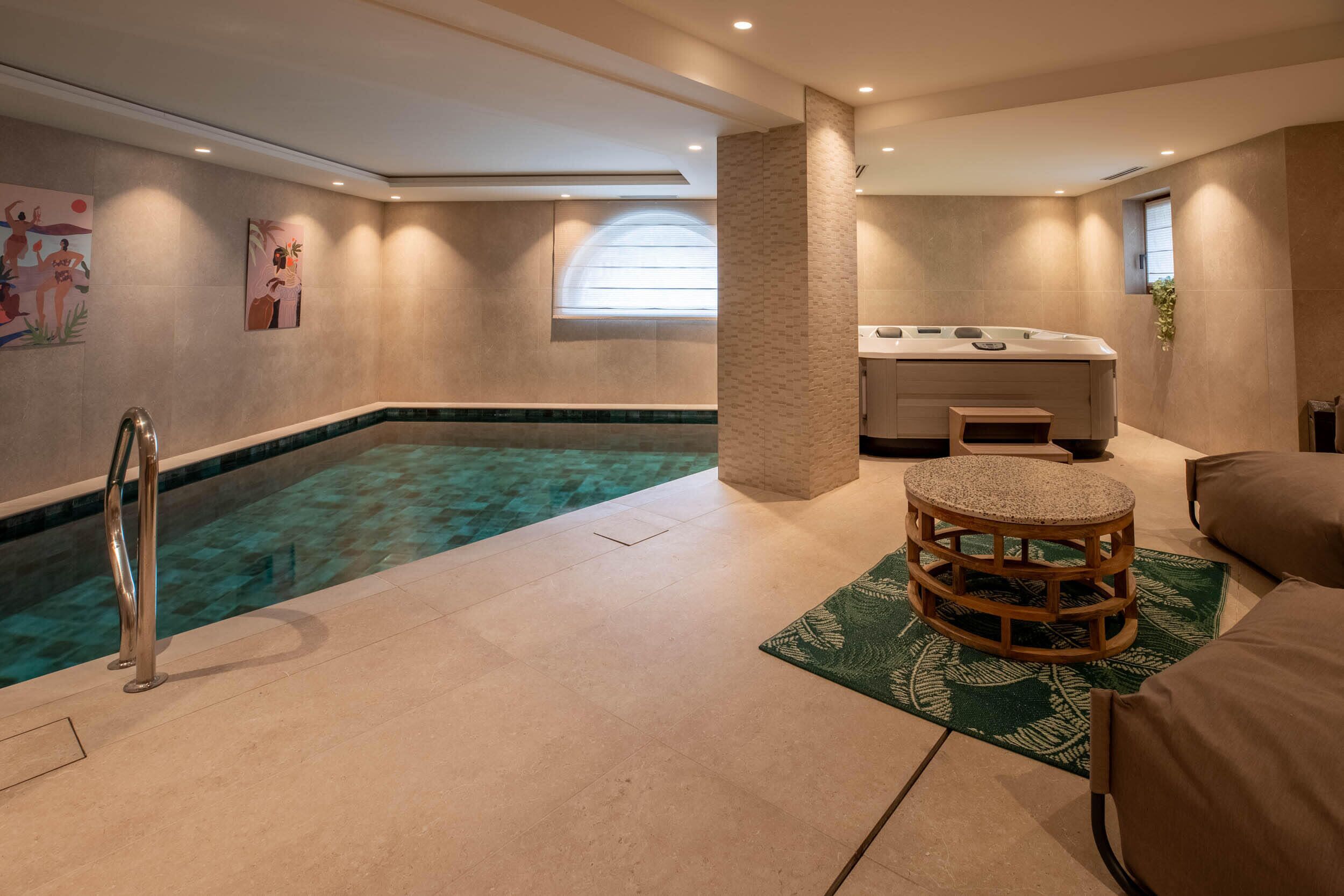 Alberca techada y alberca climatizada