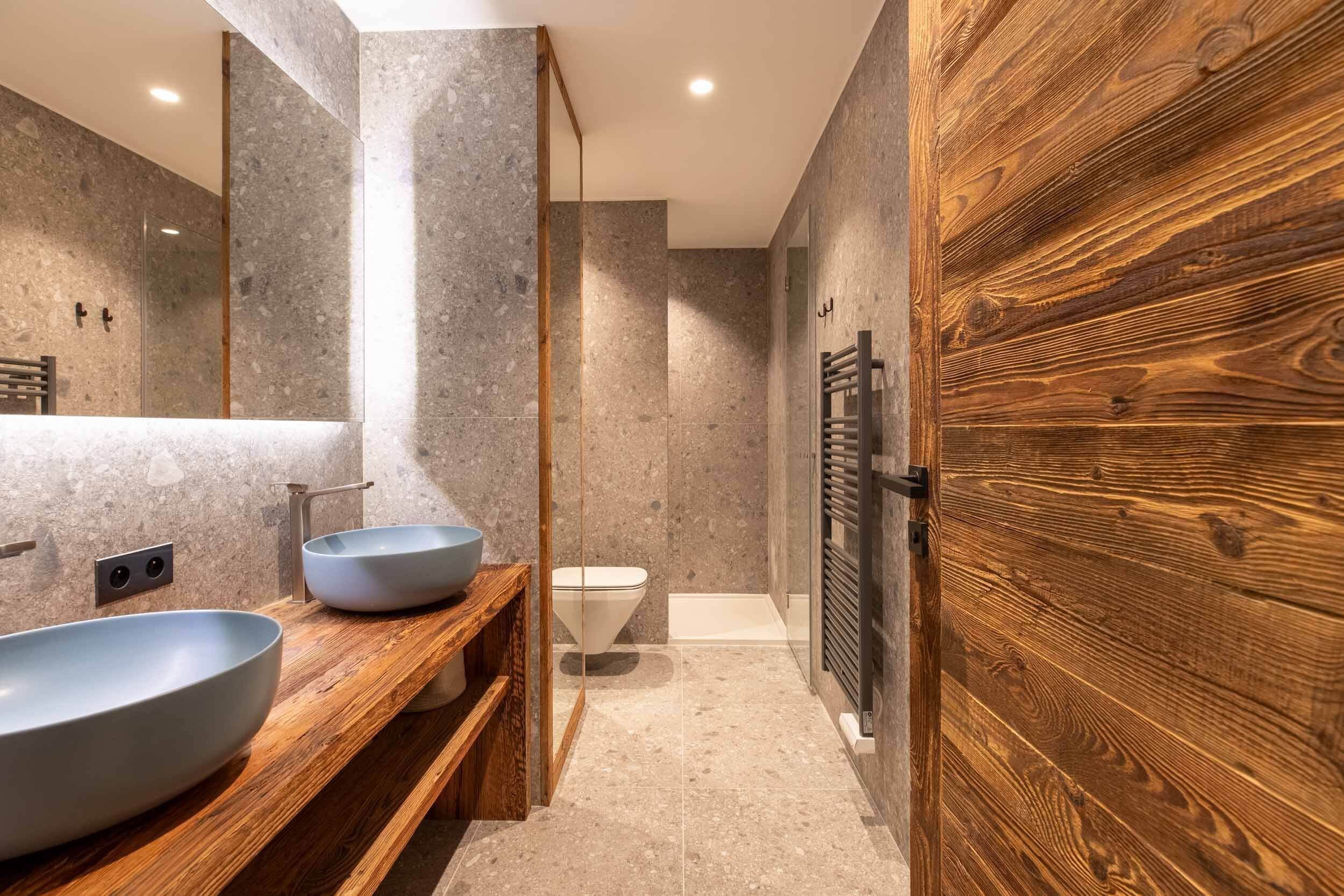 Douche, articles de toilette gratuits, sèche-cheveux
