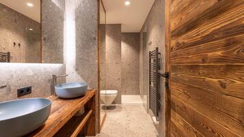 Douche, articles de toilette gratuits, sĂšche-cheveux