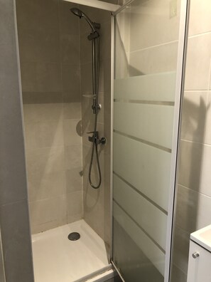 Haartrockner, Handtücher, Seife, Shampoo