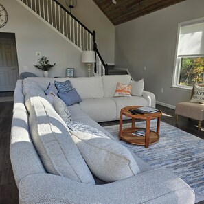 Smart TV, fireplace - Clover House at Alpine Lake with pool access. (Terra Alta)