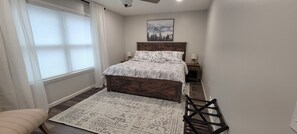 3 bedrooms, iron/ironing board, free WiFi, bed sheets - Clover House at Alpine Lake with pool access. (Terra Alta)