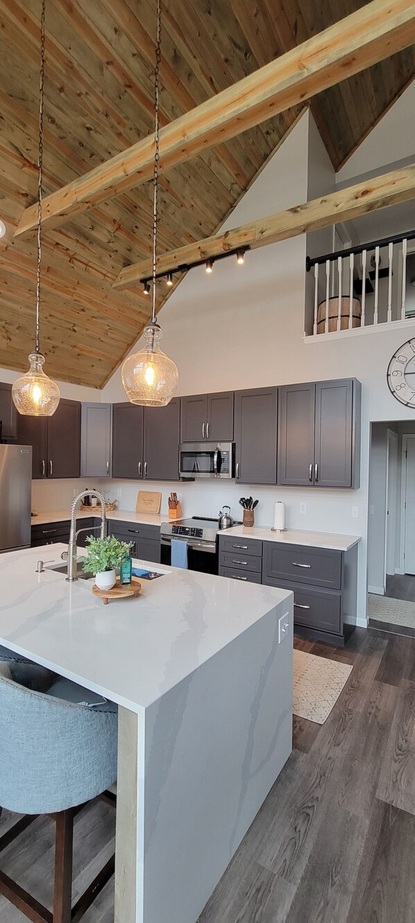 Fridge, microwave, oven, stovetop - Clover House at Alpine Lake with pool access. (Terra Alta)