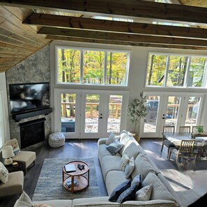 Smart TV, fireplace - Clover House at Alpine Lake with pool access. (Terra Alta)
