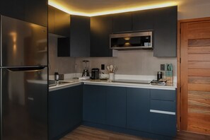 Leilighet – premium, ikke-røyk, byutsikt | Oppholdsområde | En 40-tommers LED-TV med Parabol-TV