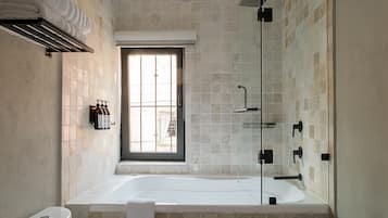 Phòng Deluxe, không hút thuốc, quang cảnh thành phố | Phòng tắm | Đồ dùng nhà tắm miễn phí, máy sấy tóc, khăn tắm