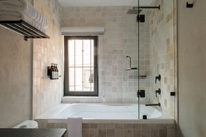 Habitación Deluxe, no fumadores, vistas a la ciudad | Baño | Artículos de higiene personal gratuitos, secador de pelo y toallas
