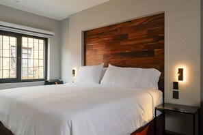 Habitación Deluxe, no fumadores, vistas a la ciudad | Ropa de cama de alta calidad, caja fuerte, escritorio y cortinas opacas