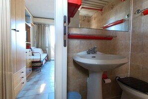 Shower, bidet, towels - SE054 - Senigallia, sea-front studio at the Residence''Pyramids'' (Senigallia)