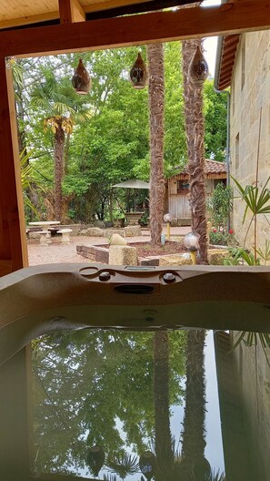 Outdoor spa tub