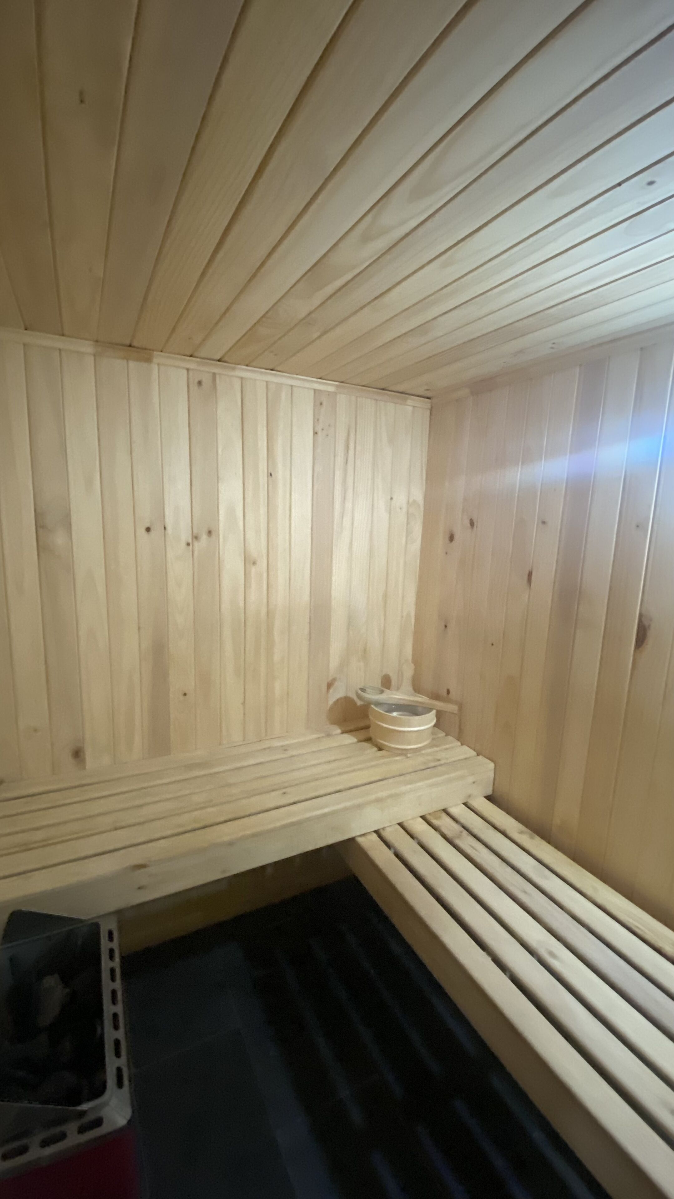 Una sauna con paredes y bancos de madera.