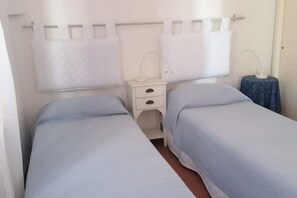 1 bedroom, WiFi, bed sheets - From Manu 3 (Porto Istana)