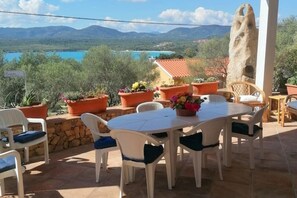 Outdoor dining - From Manu 3 (Porto Istana)