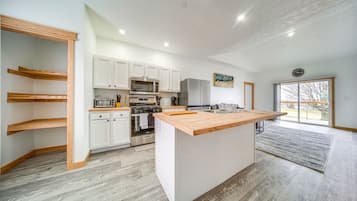 Fridge, microwave, stovetop, dishwasher