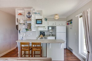Réfrigérateur, micro-ondes, plaque de cuisson, cafetière/bouilloire