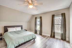 4 bedrooms, desk, Internet, bed sheets