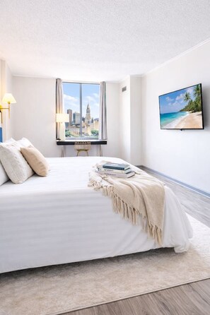 Escritorio, tabla de planchar con plancha, cuna de viaje y wifi gratis 