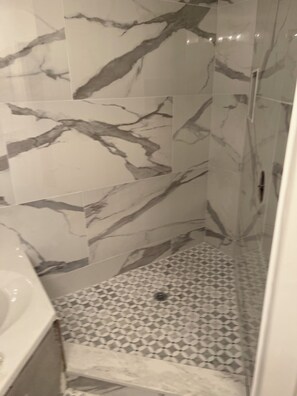 Shower, hair dryer, towels, soap - Adorable Floridian Rental (Naples)