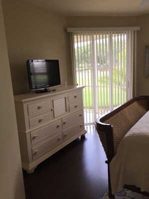 3 bedrooms, iron/ironing board, WiFi, bed sheets - Adorable Floridian Rental (Naples)