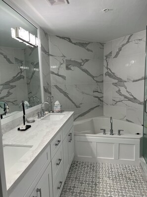 Douche, sèche-cheveux, serviettes fournies, savon