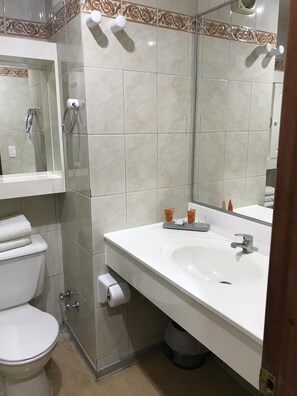 Standard Double or Twin Room | Bathroom - Hotel y Cabañas Huallilemu Sur- Caja Los Andes (El Quisco)