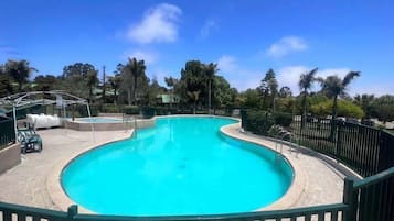 Hồ bơi trong nhà, hồ bơi ngoài trời phục vụ theo mùa