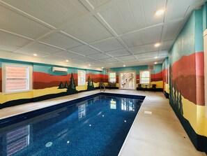 Una piscina cubierta, una piscina climatizada