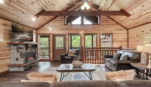 Black Fox Lodge Luxury Cabin in the Smokies! Includes MINI GOLF AND INDOOR POOL!