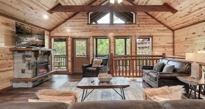 Black Fox Lodge Luxury Cabin in the Smokies! Includes MINI GOLF AND INDOOR POOL!