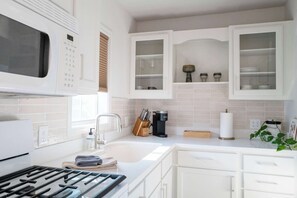 Kjøleskap, mikrobølgeovn, ovn og kokeplater