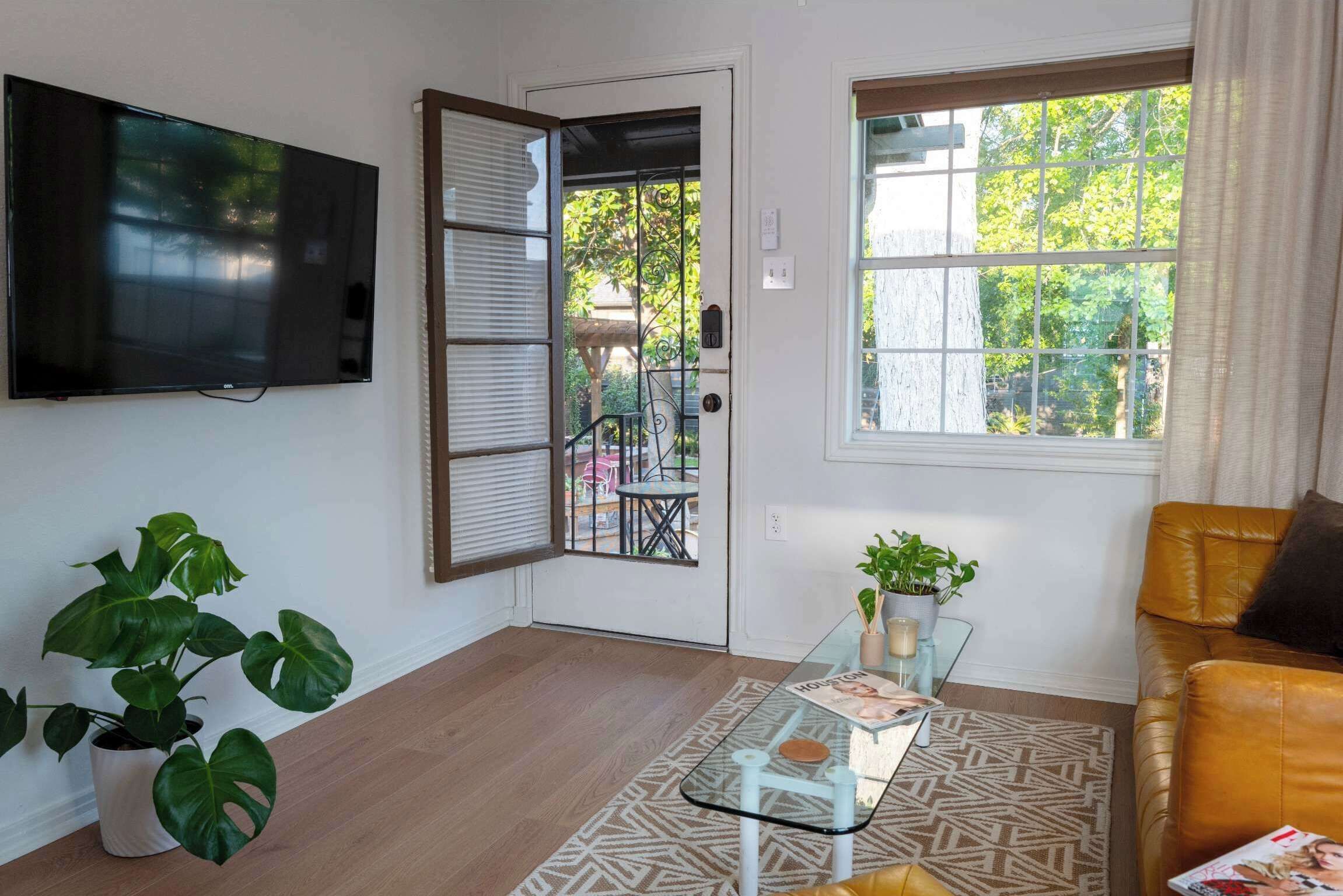 Een televisie en een kantoor