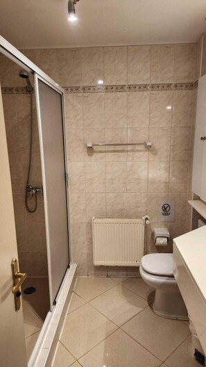 Family Cabin | Bathroom