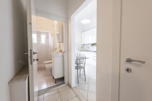 Douche, sèche-cheveux, bidet, serviettes fournies