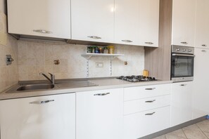 Een koelkast, een oven, een kookplaat, een vaatwasser