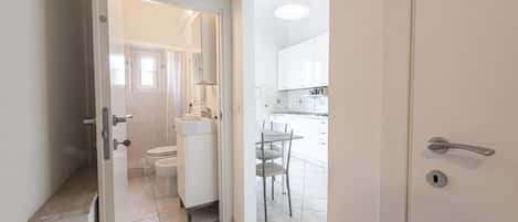 Shower, hair dryer, bidet, towels