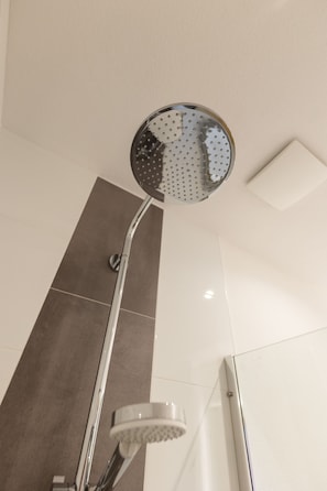 Douche, sĂšche-cheveux, serviettes fournies, papier toilette