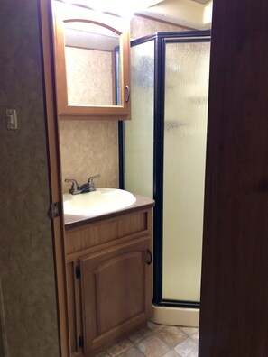 Shower, towels, soap, shampoo - California Golden Dream C10 (Palo Alto)