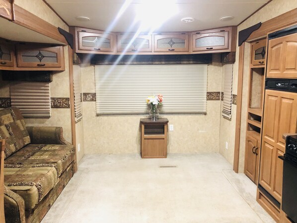 Living area - California Golden Dream C10 (Palo Alto)