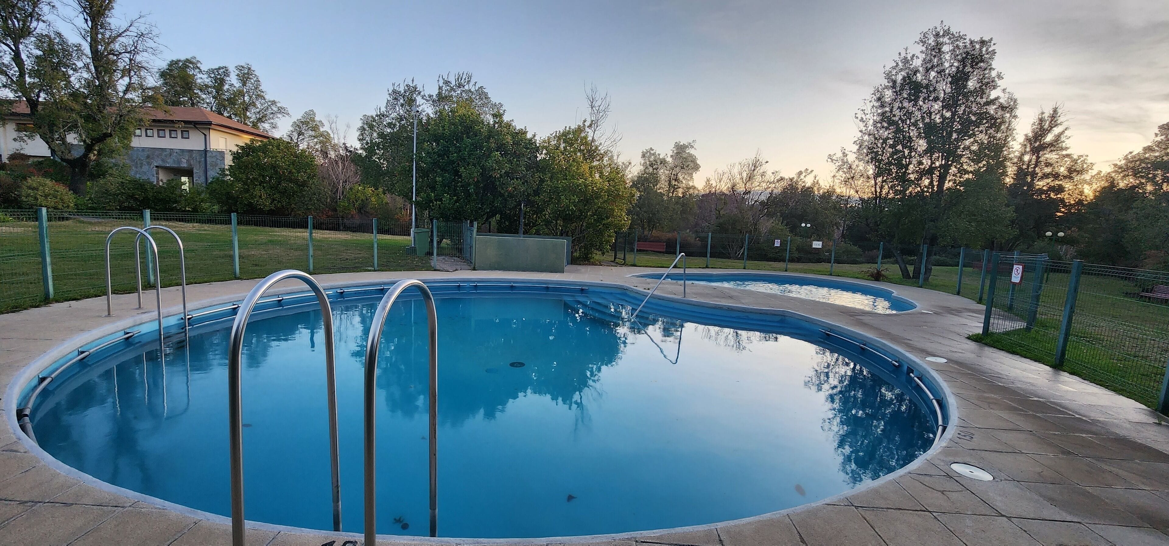 Piscine couverte, piscine extérieure (ouverte en saison)
