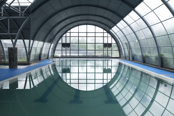 Kolam renang tertutup, kolam renang terbuka bermusim