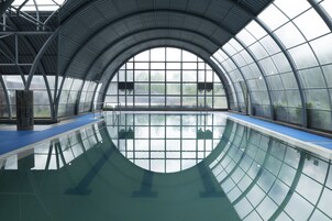 Una piscina techada, una piscina al aire libre de temporada