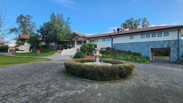Vista frontal de la propiedad