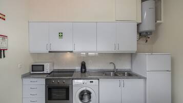 Refrigerador, microondas, horno, placa de cocina