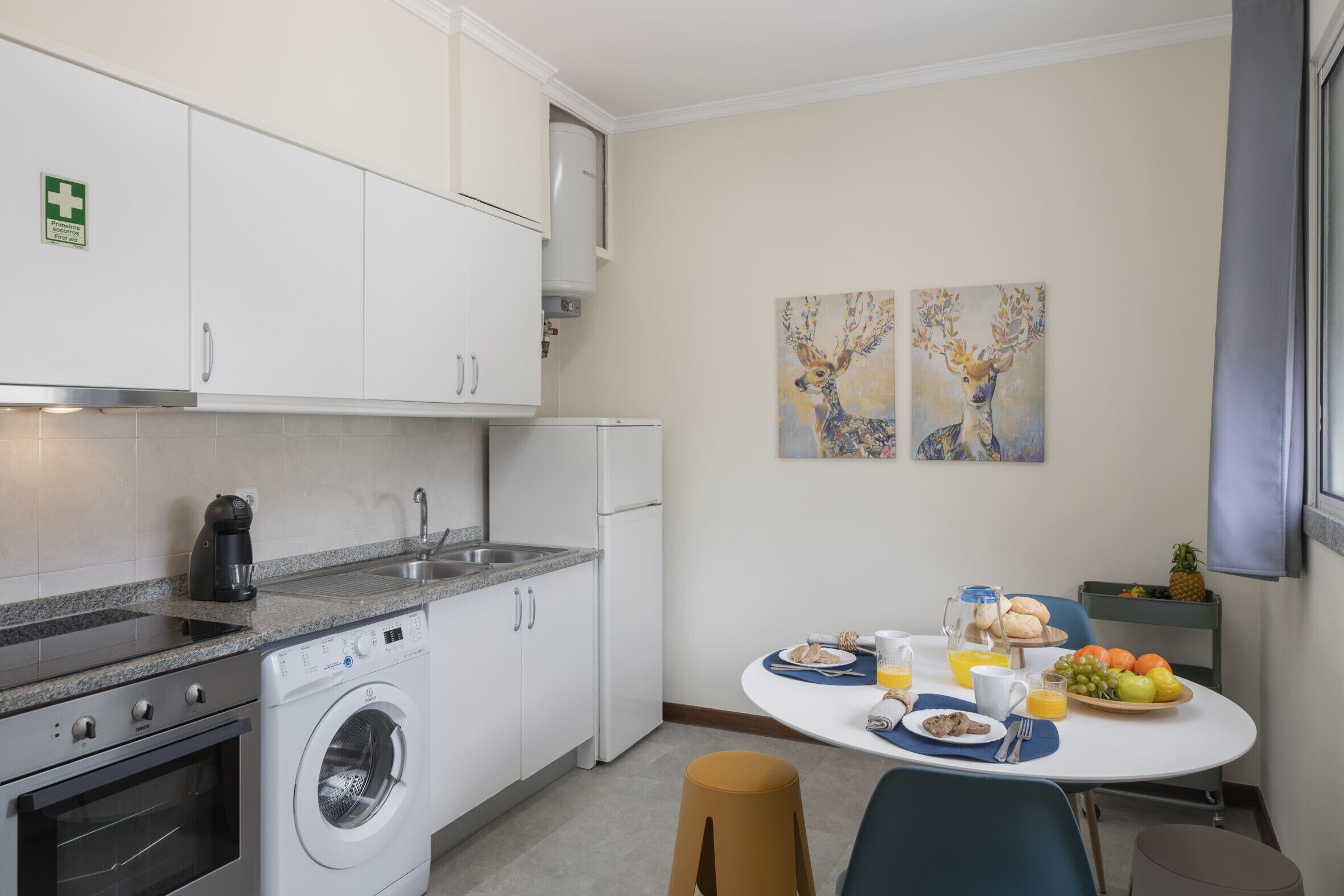 Een koelkast, een magnetron, een oven, een kookplaat