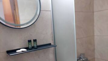 Habitación City doble, 1 cama de matrimonio, no fumadores, vistas a la ciudad | Baño | Ducha, secador de pelo y toallas