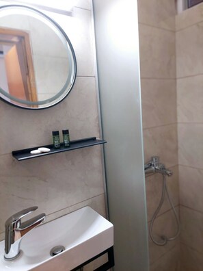 Dobbeltrom – city, 1 queensize-seng, ikke-røyk, byutsikt | Bad | Dusj, hårføner og håndklær