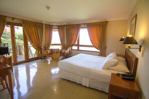 Standard Double Room, Non Smoking, Partial Lake View | 2 bedrooms, in-room safe, bed sheets